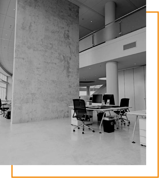 Moderner Büroraum mit open space. Einsatz von Glattspachteltechnik an den Wänden in Steinoptik. Als Bodenbelag Estrich in Hochglanz.